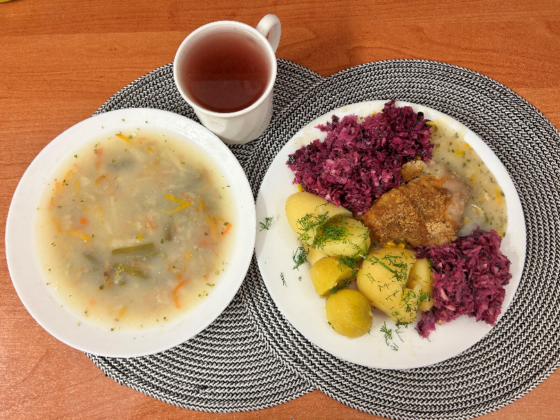 Na zdjęciu: Jarzynowa z zacierką podstawa, Ziemniaki gotowane, Kotlet drobiowy panierowany, Sos pietruszkowy, Surówka wykwintna z olejem, Kompot owocowy, Surówka wykwintna z olejem